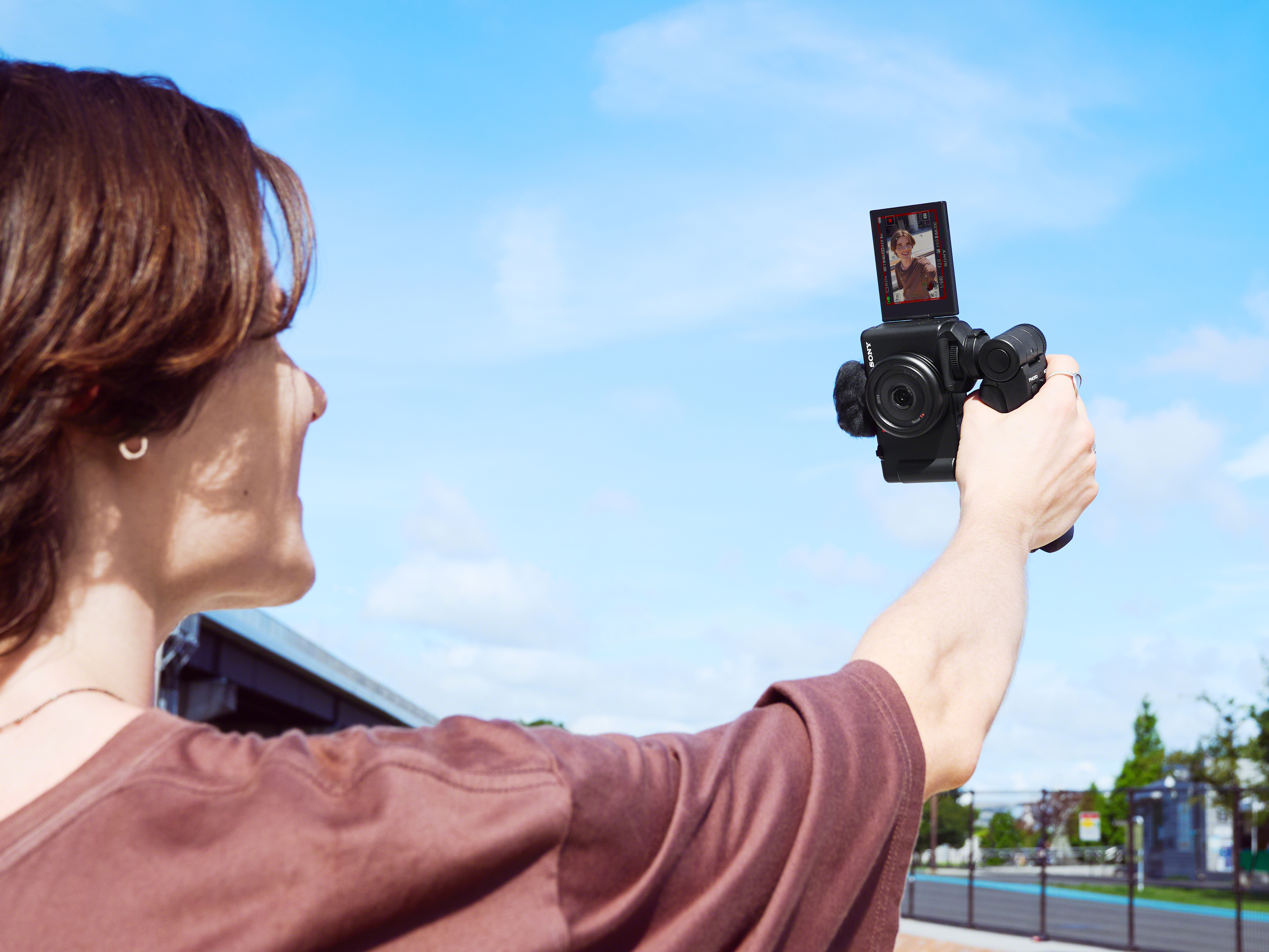 SONY ZV-1F Vlogging Kamera, Klapp- und Extra - Zoom, WLAN TFT Selfie-Touchdisplay, drehbares fine Schwarz, Display, Digitalkamera LCD 4K opt