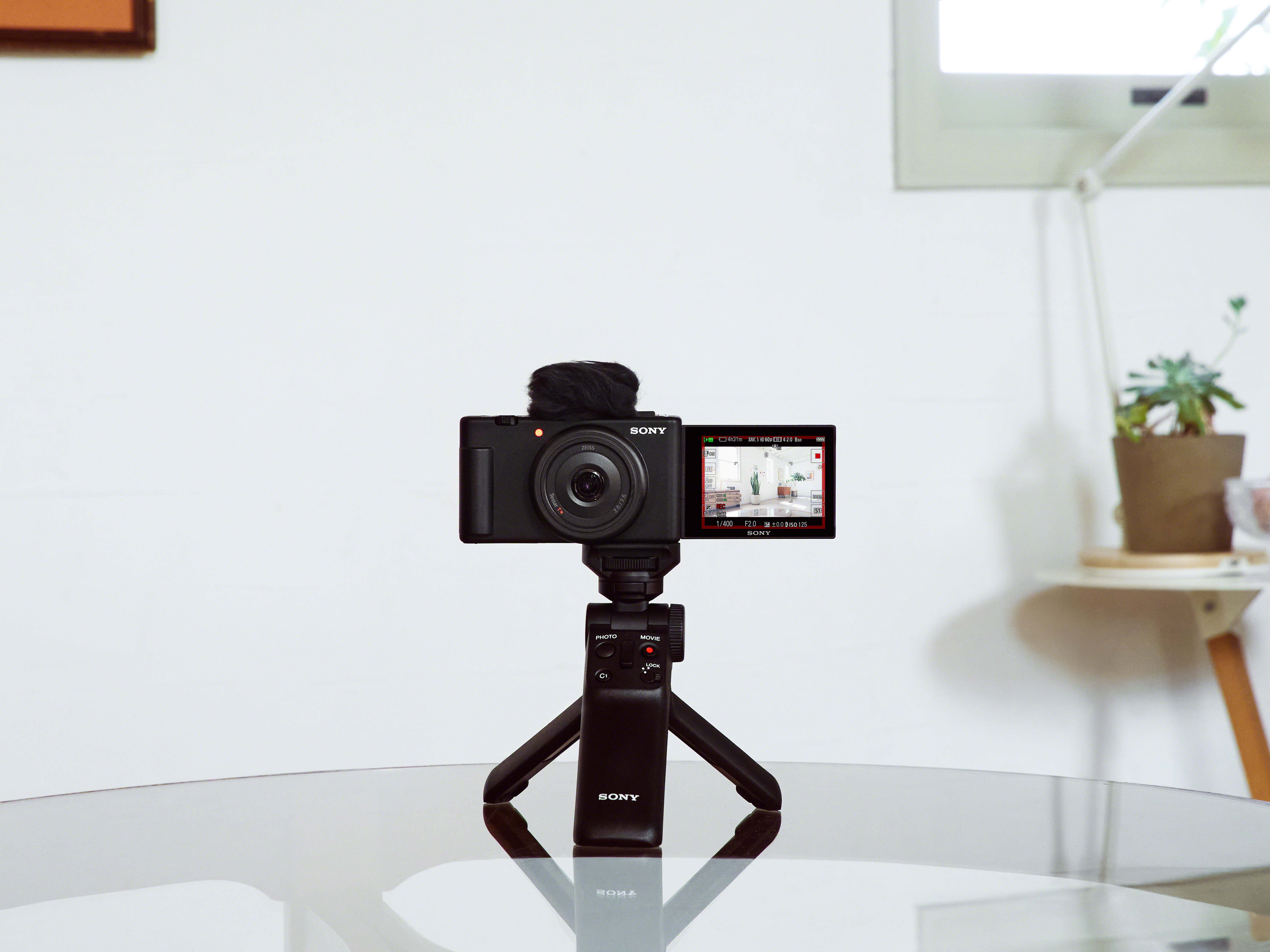 SONY ZV-1F opt. Vlogging Extra Kamera, Schwarz, LCD - Selfie-Touchdisplay, Zoom, und drehbares fine Digitalkamera Display, TFT Klapp- 4K WLAN