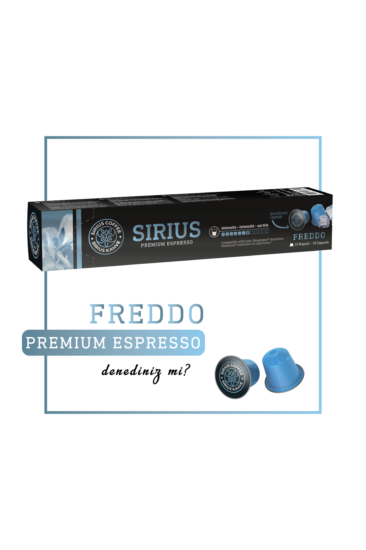 Üzerinde 'Freddo Premium Espresso' yazan bir Sirius kahve kapsülü kutusu. Altında iki mavi kapsül sergileniyor.
