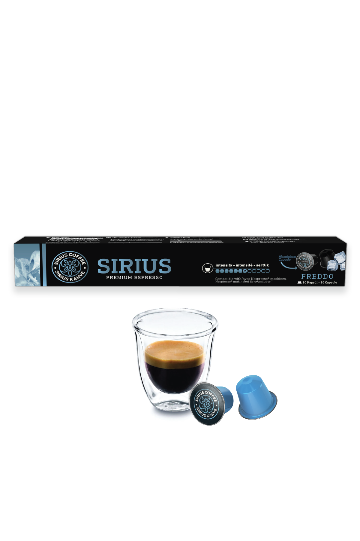 Şeffaf bir bardakta espresso, iki espresso kapsülü ve siyah bir kapsül kutusu ile.