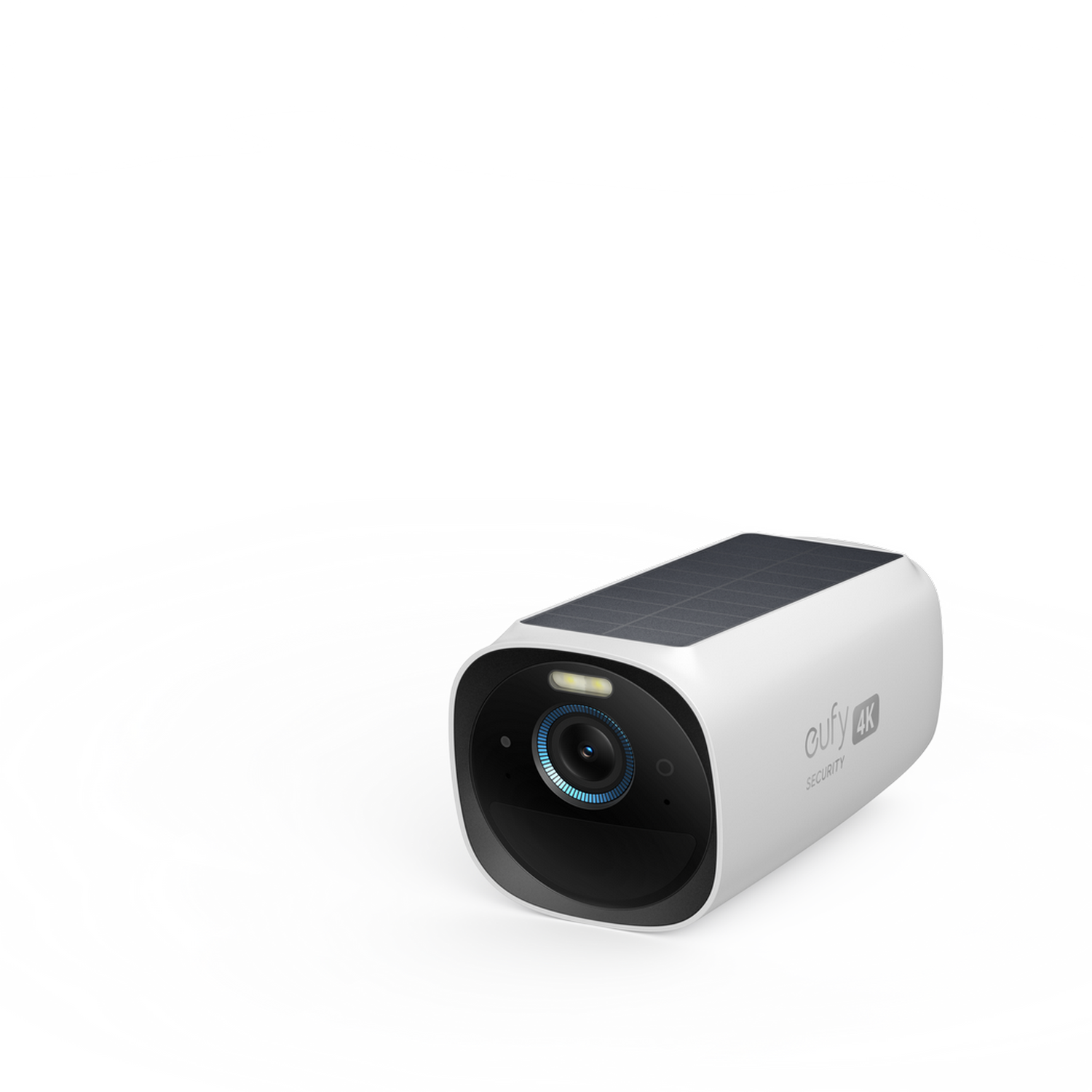 Witte eufy 4K-beveiligingscamera met zonnepaneel op een wit oppervlak.