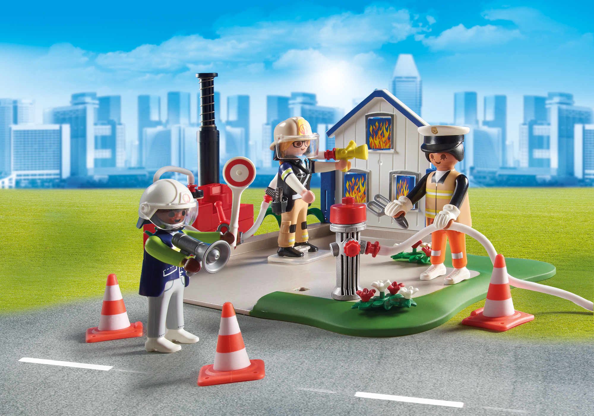 Playmobil Feuerwehrstation mit Spielzeug-Feuerwehrleuten, Hydrant, Kegel und Stadtkulisse.