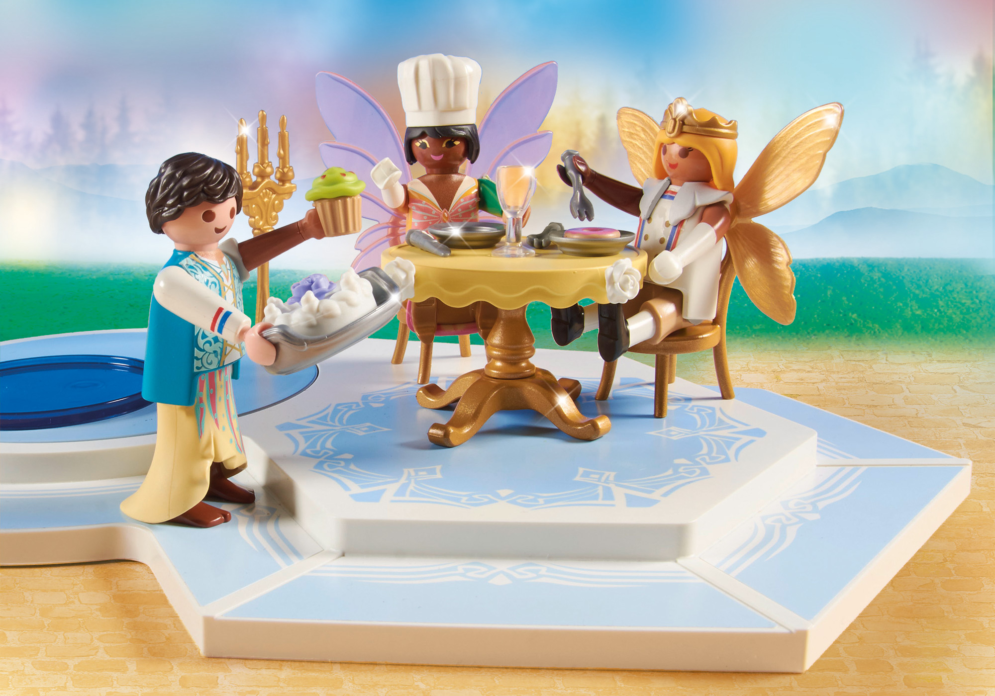 Drei Playmobil-Figuren, ein Koch, ein Kellner und ein König, an einem Tisch mit Essen.