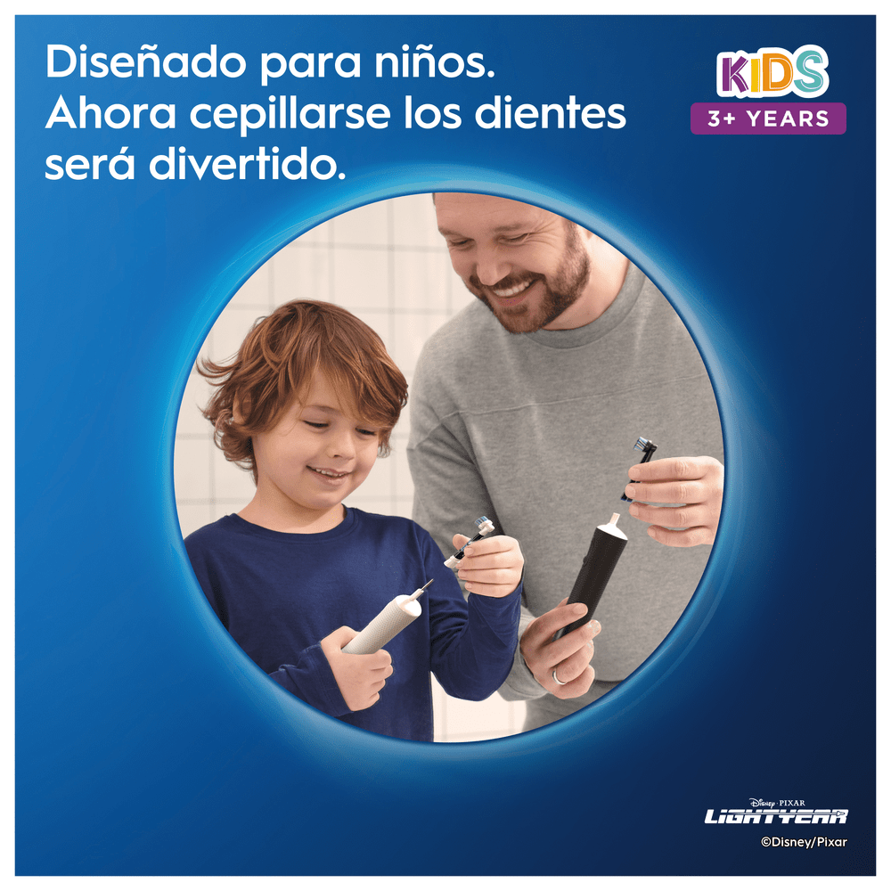 Un hombre y un niño sonríen, sosteniendo cepillos de dientes. Texto: Diseñado para niños, cepillarse será divertido.