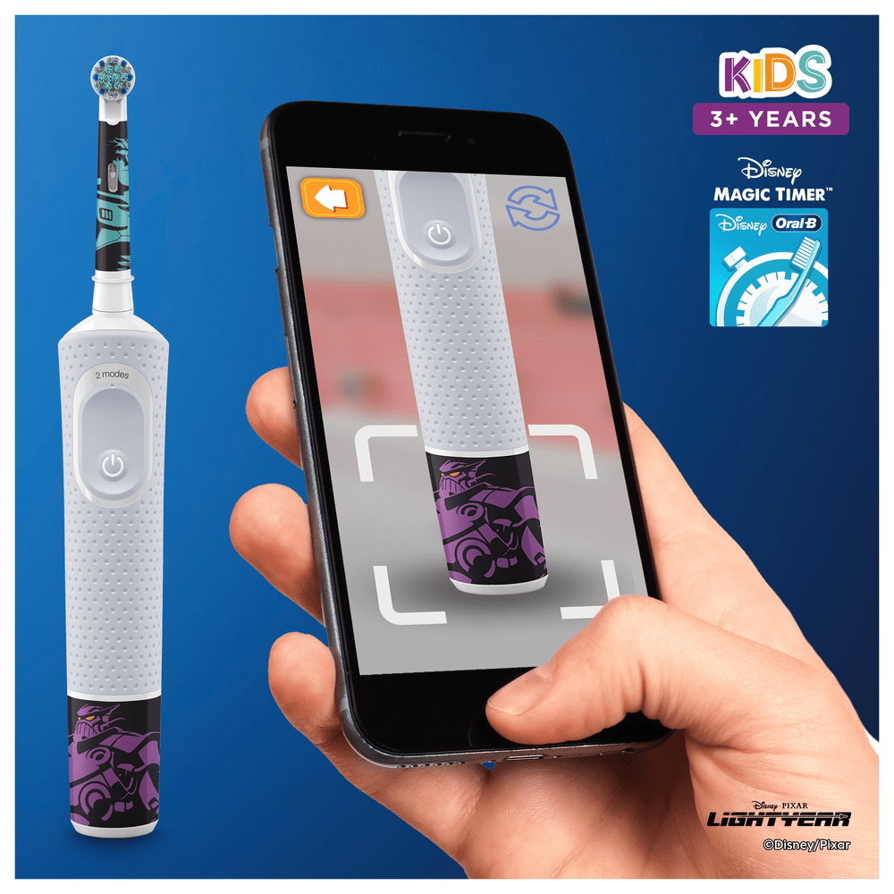 Un cepillo de dientes eléctrico para niños y un smartphone que muestra el cepillo en una app de realidad aumentada. El cepillo tiene un diseño Pixar.