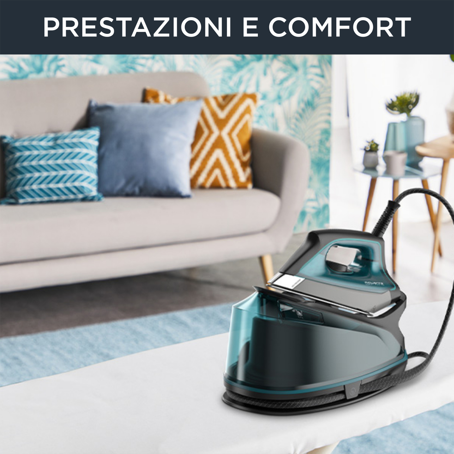 Sistema di stiratura su un asse da stiro in un soggiorno.