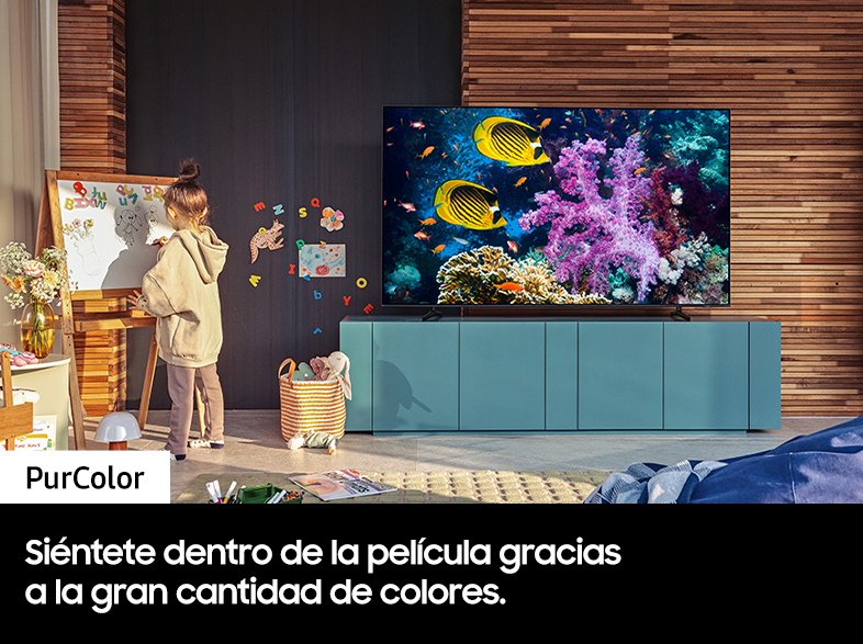 Un niño dibuja en un caballete, un televisor muestra peces en el fondo.