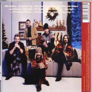 Egy karácsonyi album hátlapja egy férficsoporttal egy meghitt környezetben.
