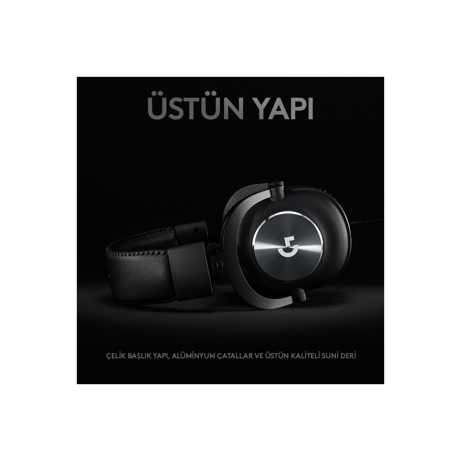 Gümüş logolu siyah kulaklıklar. Arka plan karanlık.