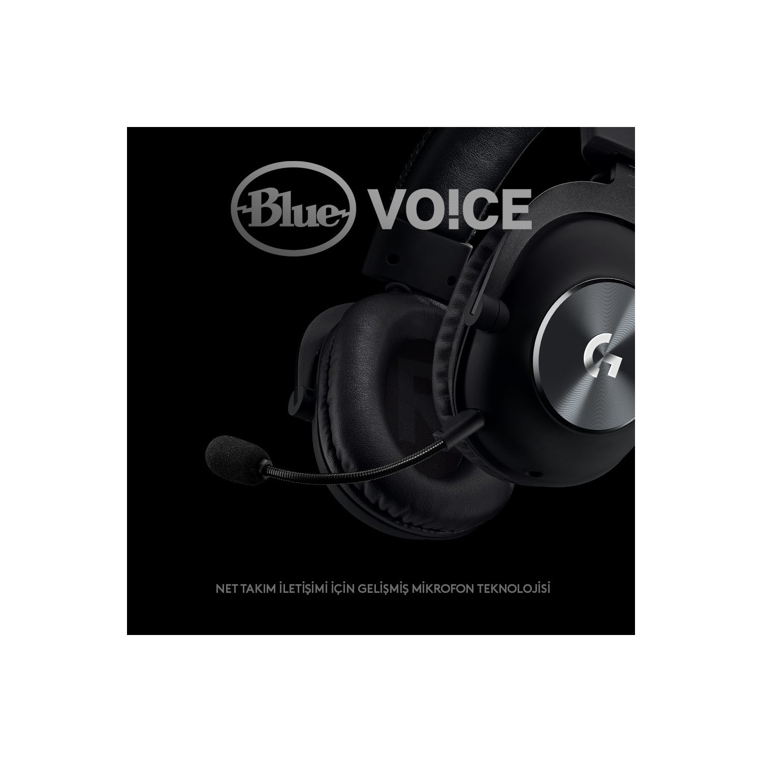 "Blue VO!CE" yazan mikrofonlu siyah kulaklıklar görüntüleniyor. Arka plan siyahtır.