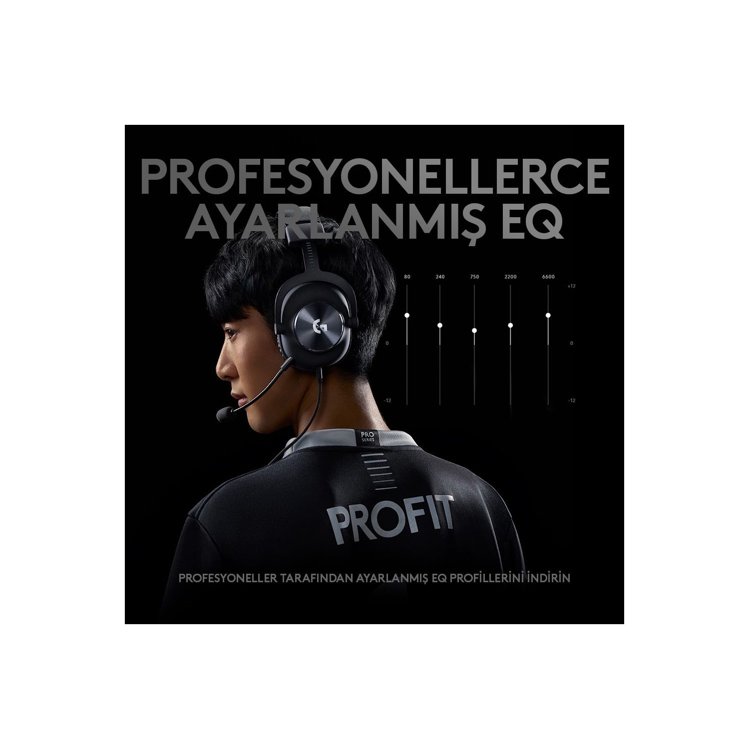 Kulaklık ve mikrofon takan bir adam, ses ayarları hakkında metinle.