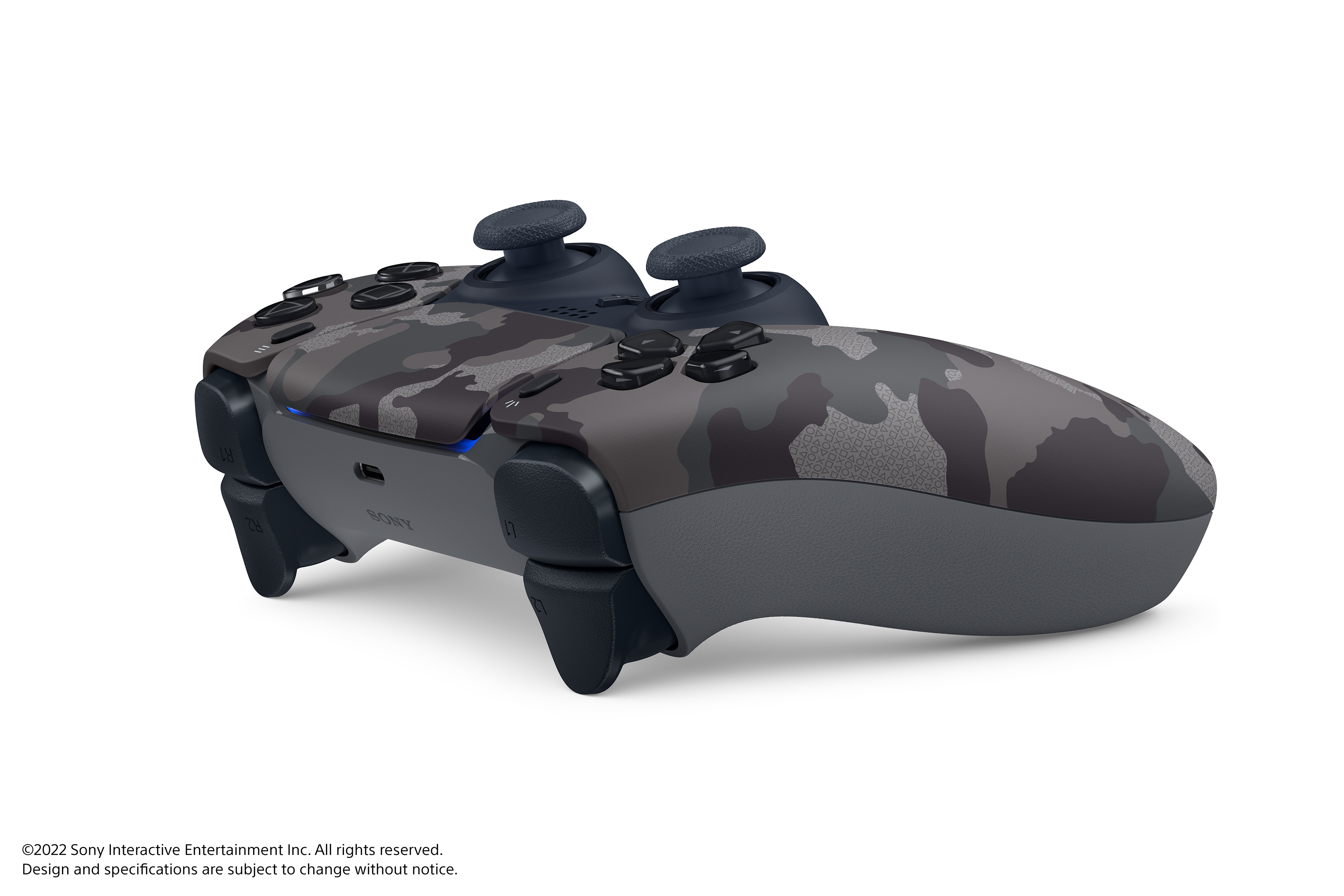 Camouflage PlayStation 5 Controller auf weißem Hintergrund.