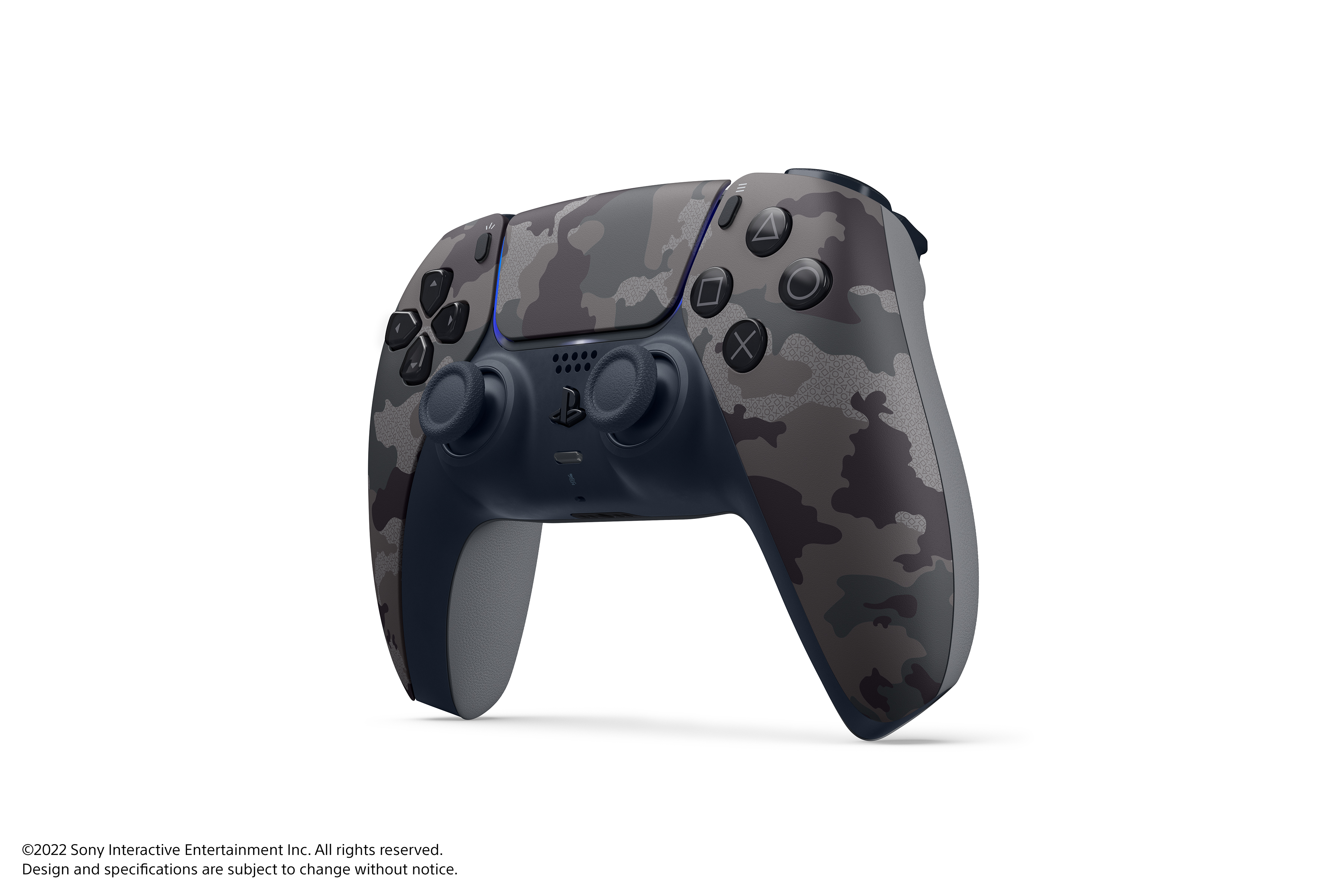 Ein PS5-Controller mit Camouflage-Muster liegt auf weißem Hintergrund, leicht nach links geneigt.