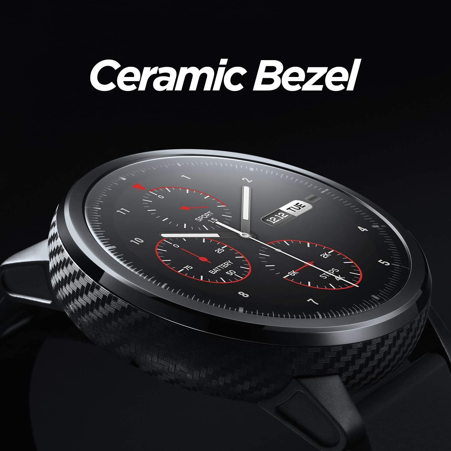 Primer plano de un smartwatch negro con bisel de cerámica y correa de fibra de carbono.