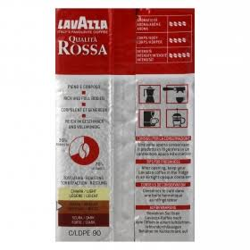 Bolsa de café Lavazza Qualita Rossa, embalaje rojo, texto e ilustración de granos.