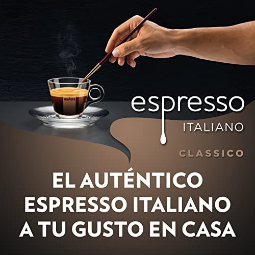Una mano sosteniendo un pincel pintando espresso en un vaso. Texto: Espresso Italiano Classico.
