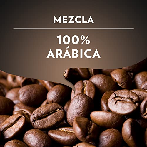 Primer plano de granos de café tostados, texto "MEZCLA 100% ARÁBICA".