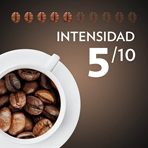 Taza de café con granos de café. Fondo marrón. Texto: Intensidad 5/10.