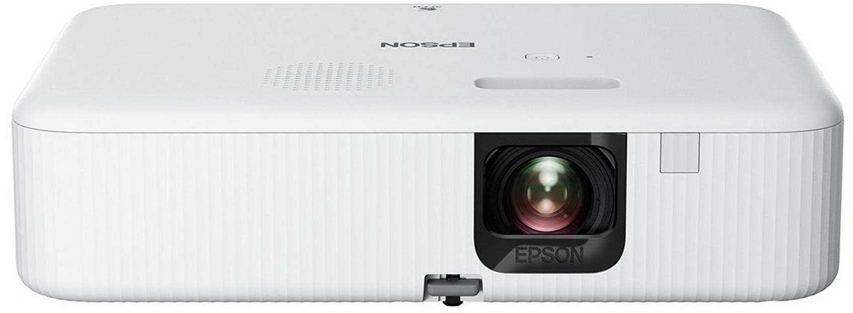 Egy fehér projektor, EPSON névvel az elején. Van egy lencséje és egy hangszórója. A háttér fehér.