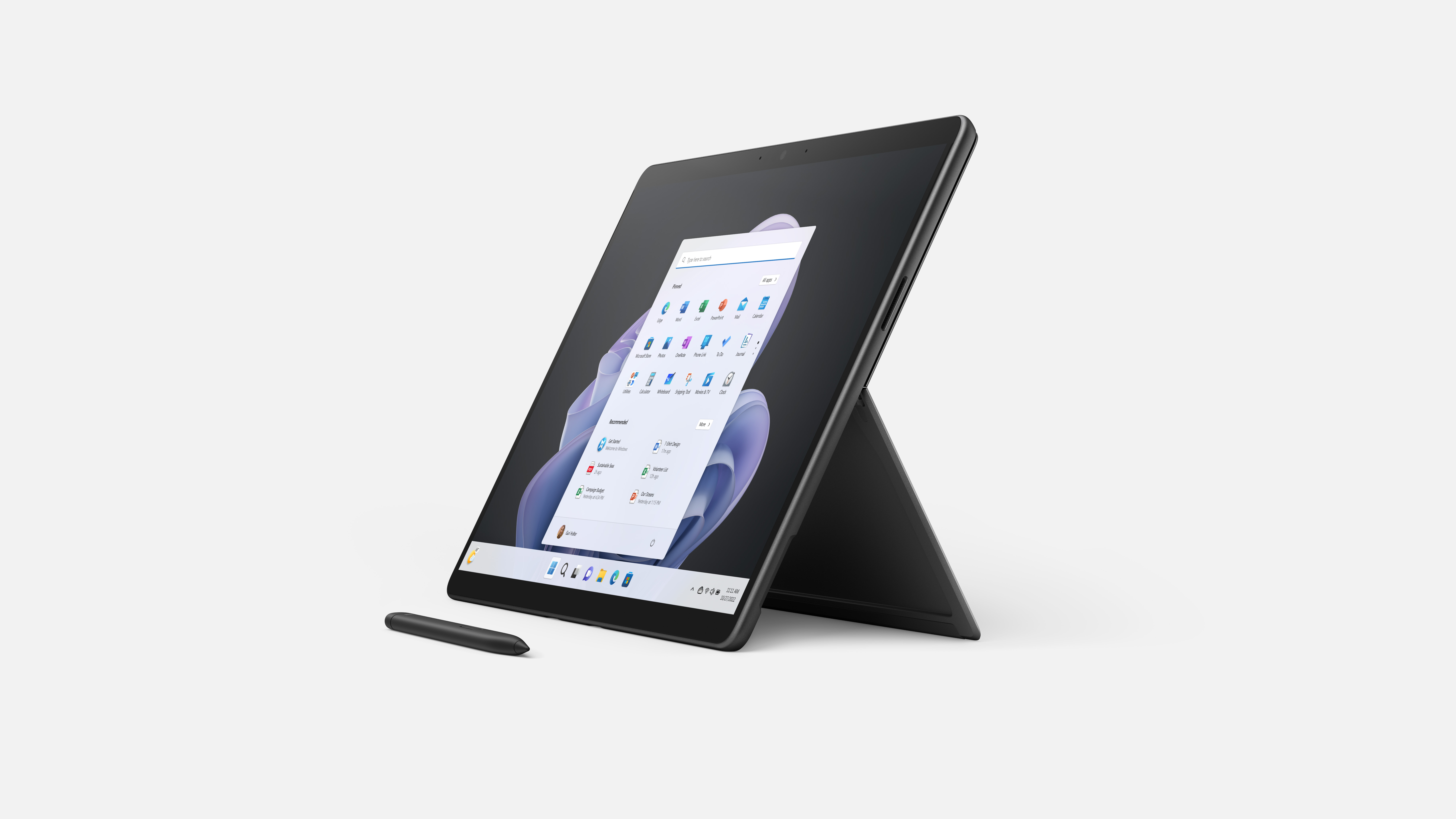 Ein Microsoft Surface Pro Tablet mit Stift auf weißem Hintergrund.