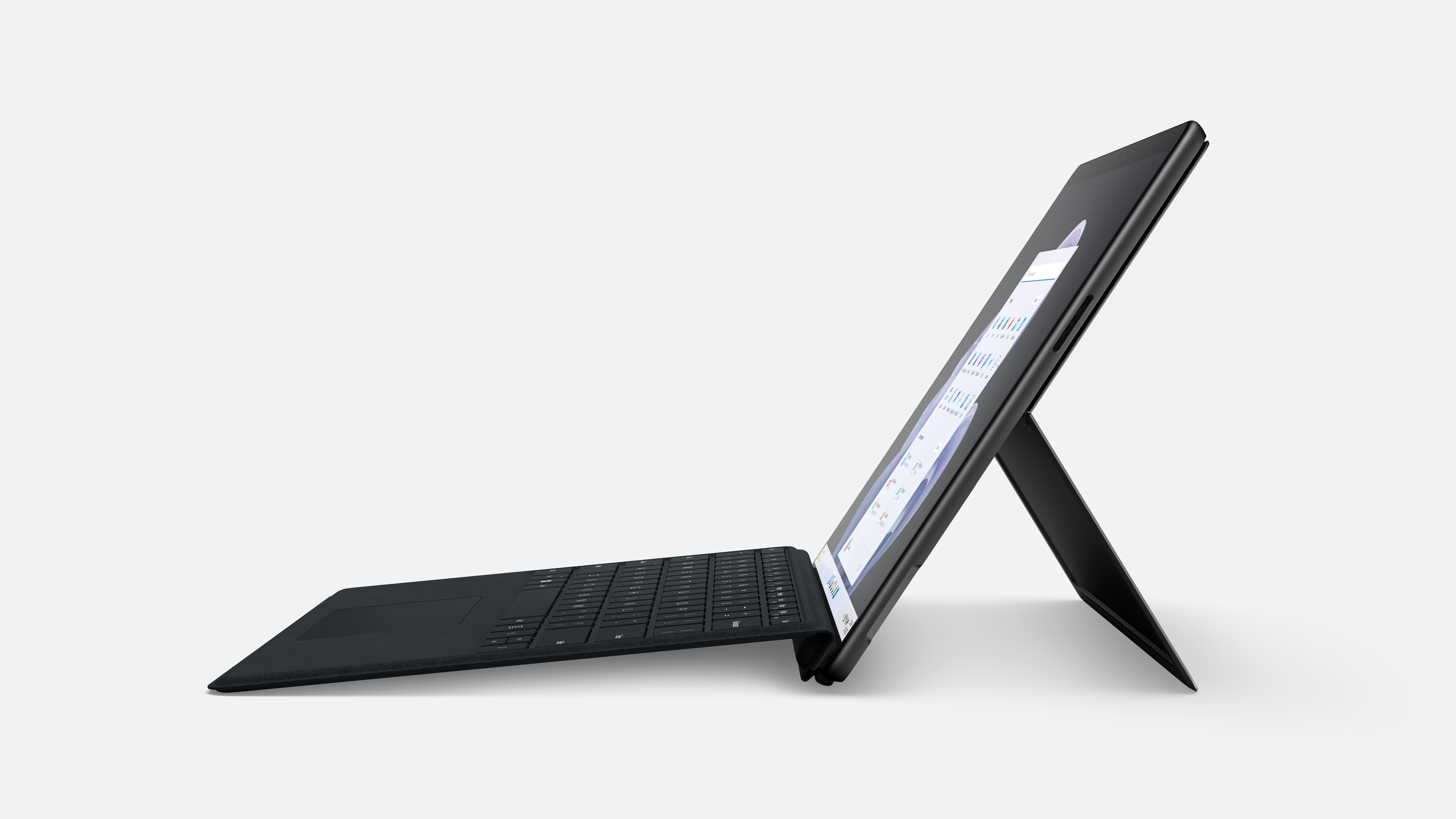 Ein schwarzes Laptop, geöffnet und hochgestellt, mit Tastatur und Bildschirm.