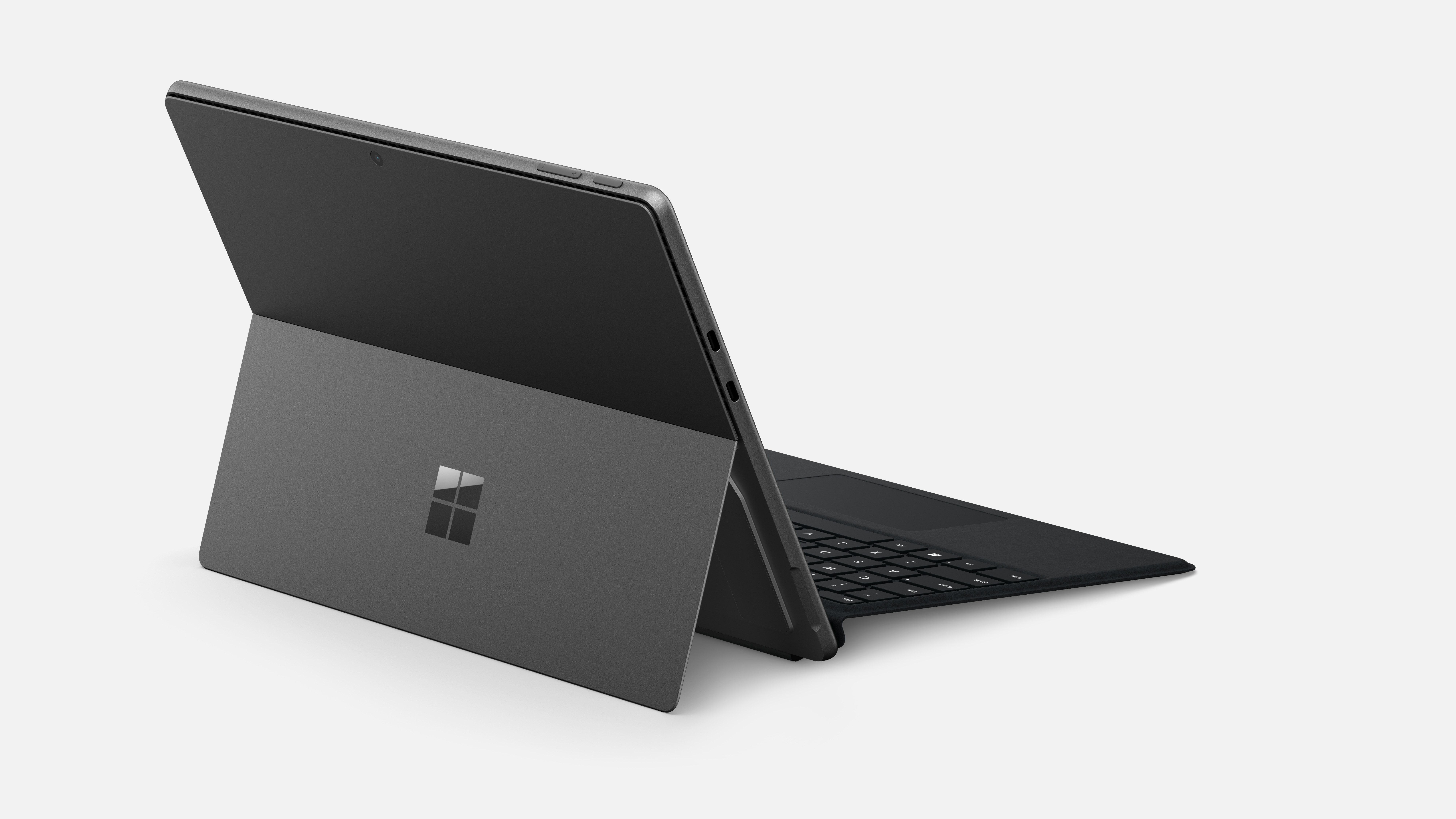 Ein Laptop mit schwarzem Bildschirm und silbernem Gehäuse, leicht geöffnet auf weißem Hintergrund.