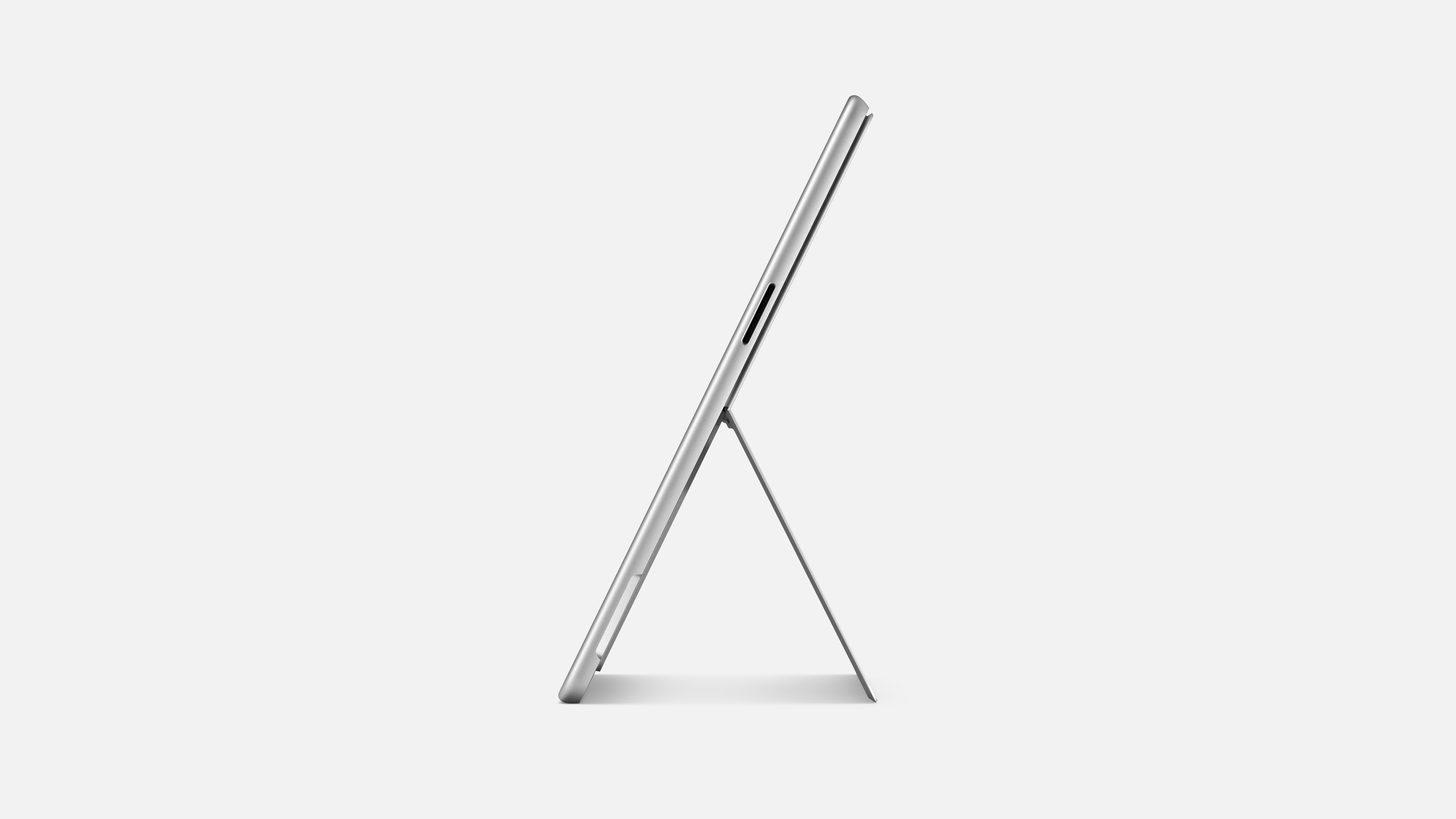 Ein silbernes Tablet mit einem Ständer wird von der Seite vor weißem Hintergrund gezeigt.