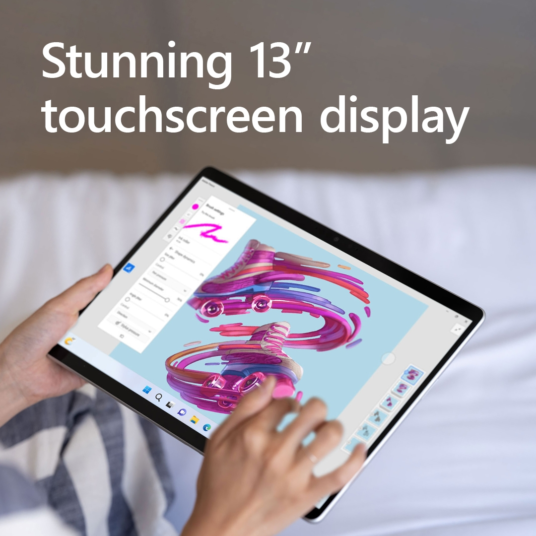 Eine Person hält ein Tablet mit einem bunten abstrakten Bild. Der Bildschirm sagt 13" Touchscreen.