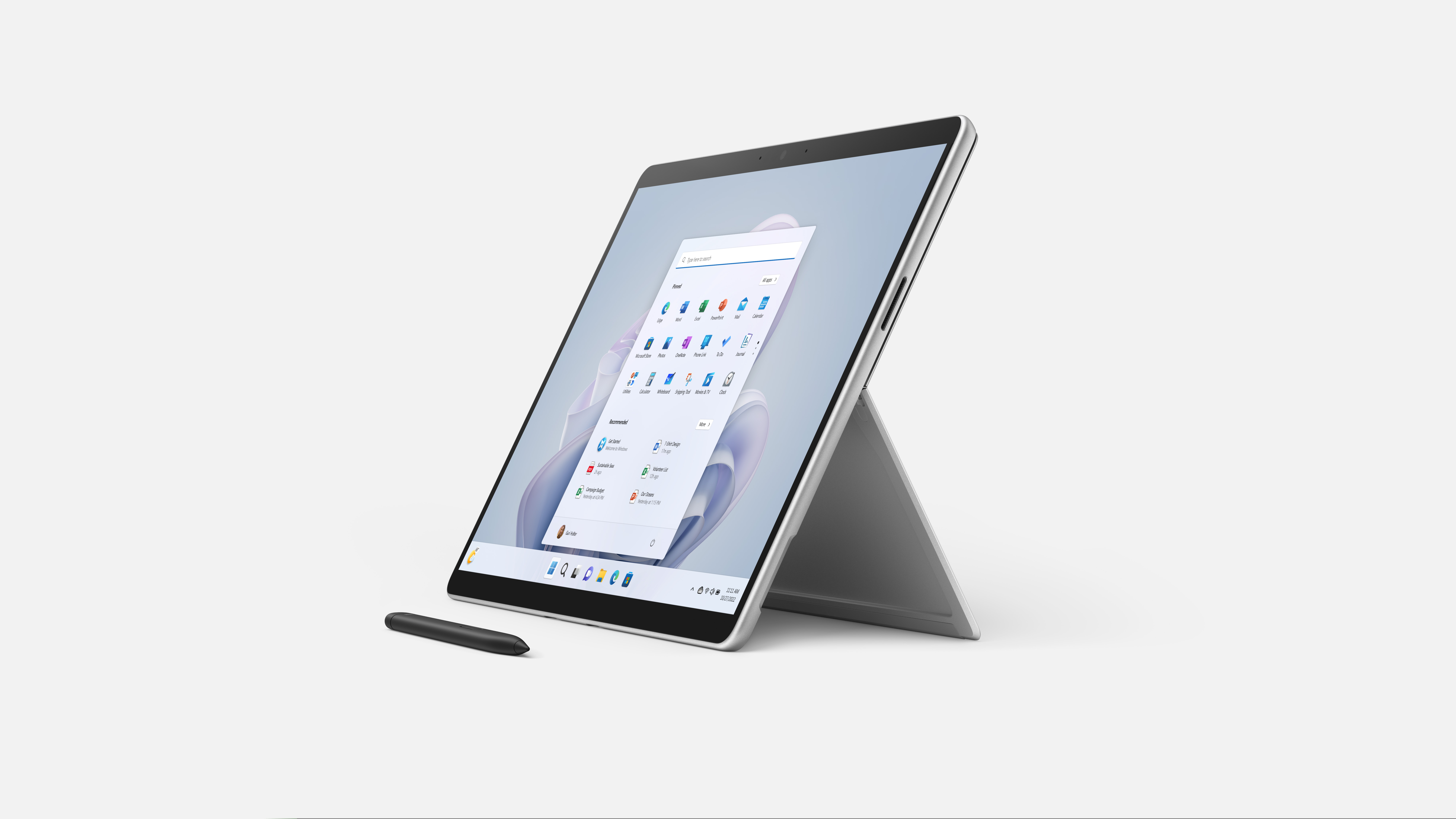 Silbernes Tablet auf einem Ständer mit Stift, Windows 11 Oberfläche.