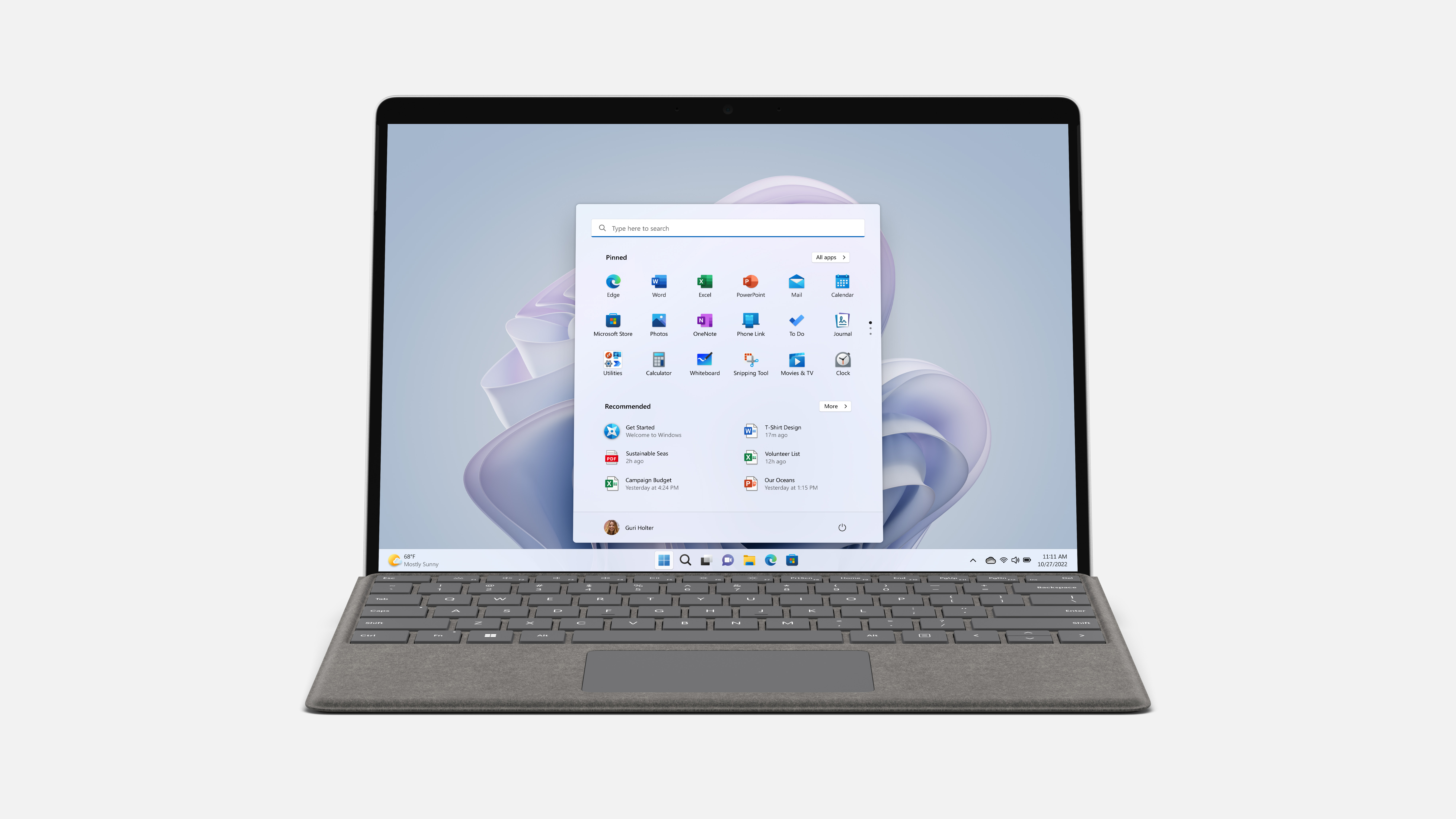 Ein Laptop, der die Windows 11 Oberfläche anzeigt. Der Bildschirm zeigt das Startmenü mit App-Symbolen.
