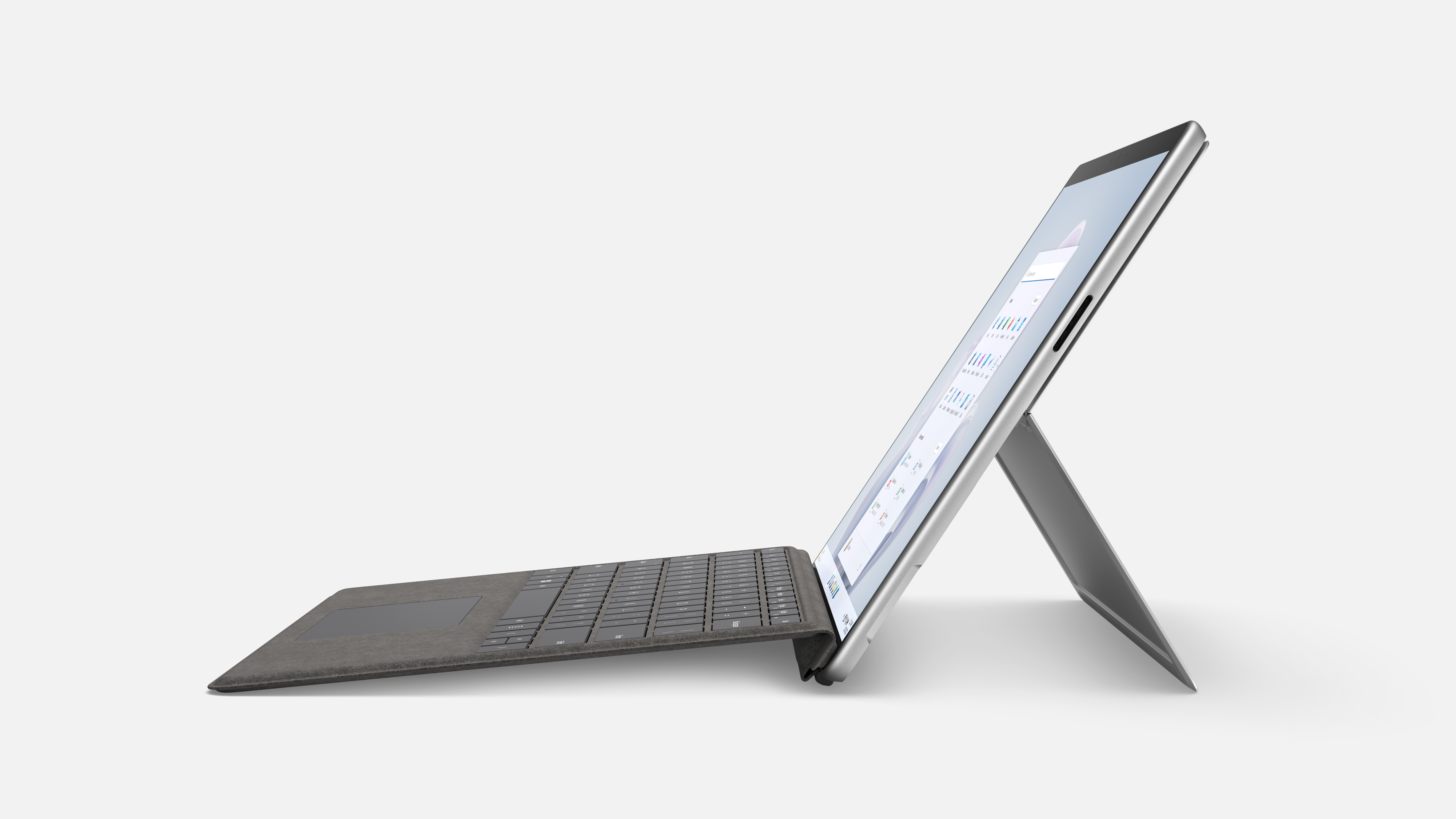 Silberner Laptop mit dunkler Tastatur und Bildschirm, der einen Finanzbericht zeigt. Der Bildschirm ist abgewinkelt.