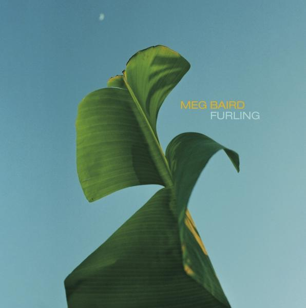 Pochette d'album avec une feuille verte. Le ciel est bleu. Le titre est Meg Baird Furling.