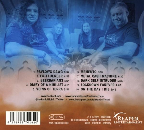CD-Cover mit Bandfoto und Titelliste. Die Band steht vor einem Stein-Hintergrund.