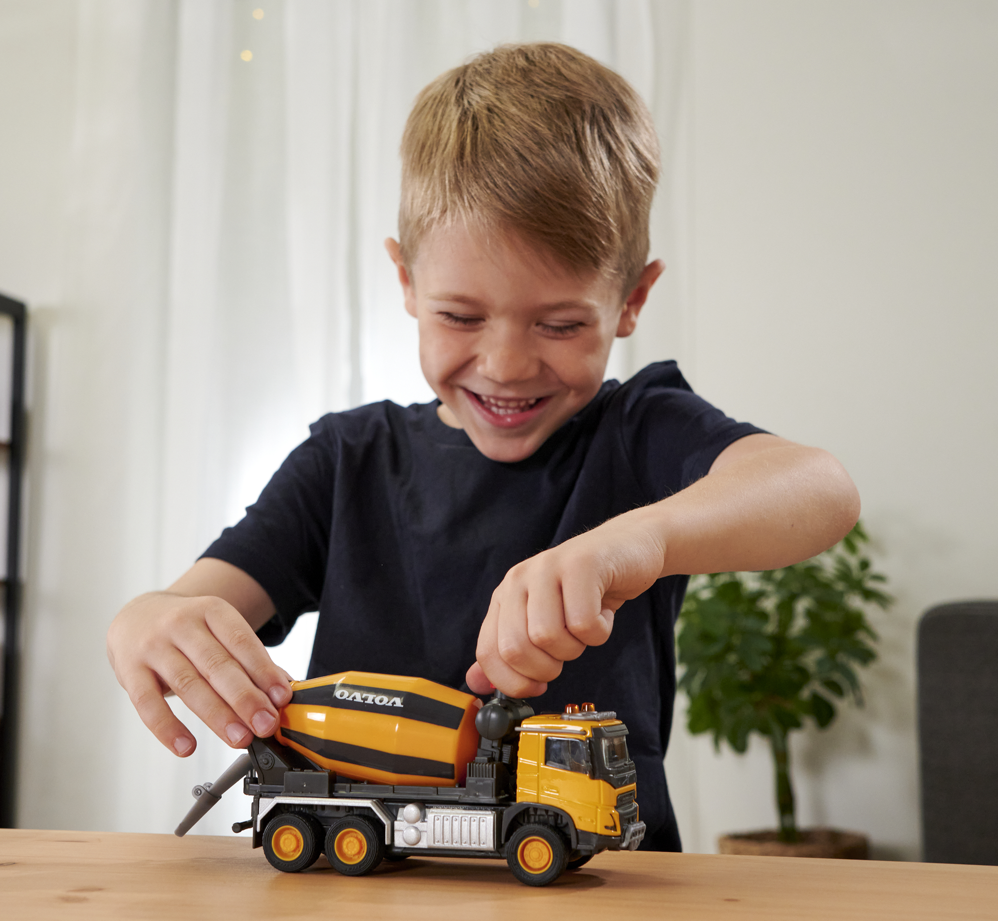 MAJORETTE Volvo Truck Mehrfarbig Cement Spielzeugauto Mixer