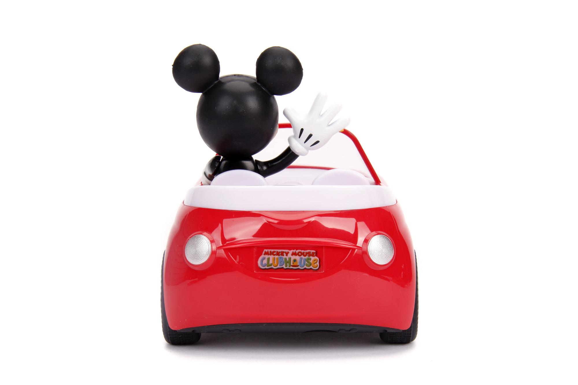 Mickey Mouse in einem roten Auto. Er winkt. Das Auto hat weiße Akzente und Scheinwerfer.
