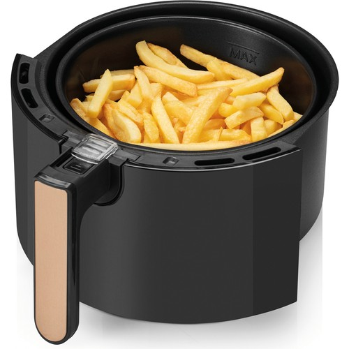 Altın kızarmış patates dolu sepeti olan siyah hava fritözü, solda tutamak.