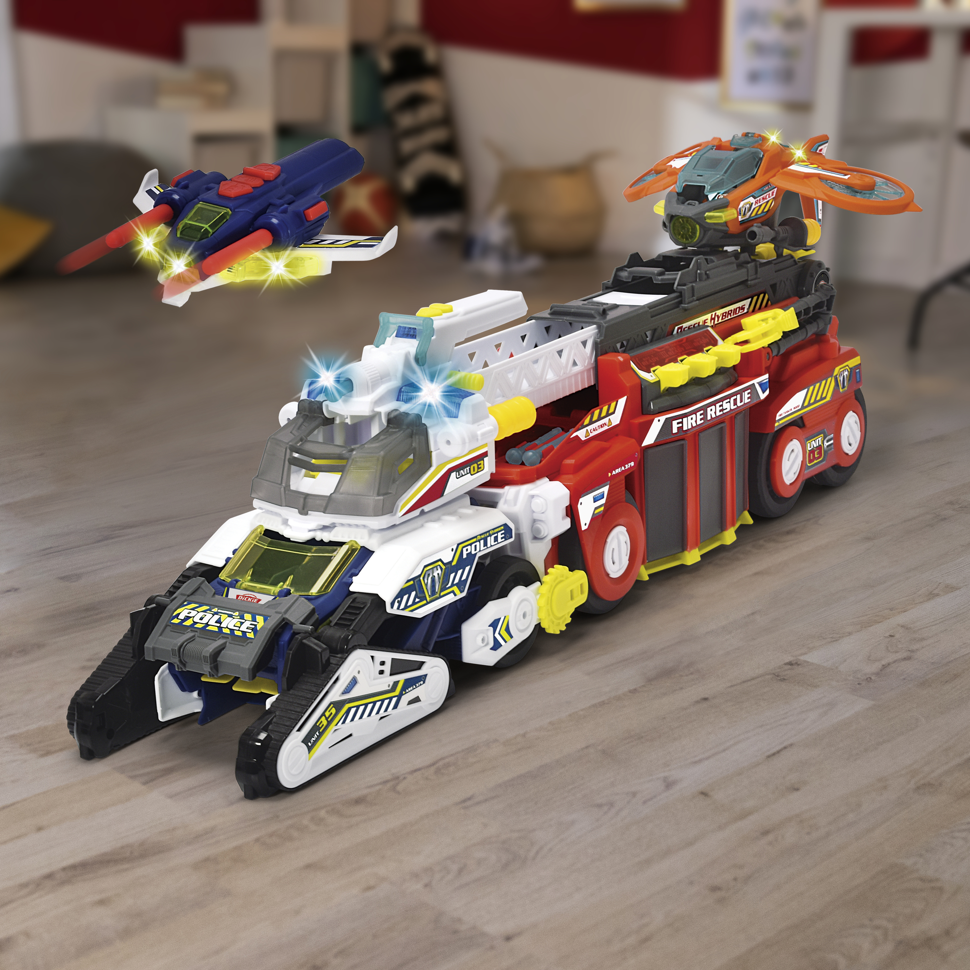 Spielzeug-Feuerwehr mit Polizei- und Feuerwehrfahrzeugen, mit Lichtern und Raumhintergrund.