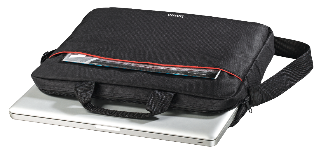Egy fekete laptop táska fogantyúval és vállpánttal. Egy laptop ezüst felülettel.