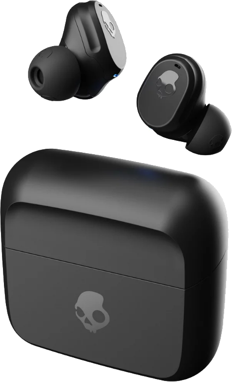 Fekete Skullcandy fülhallgató tokkal, logóval mindegyiken. Fehér háttérben izolálva.