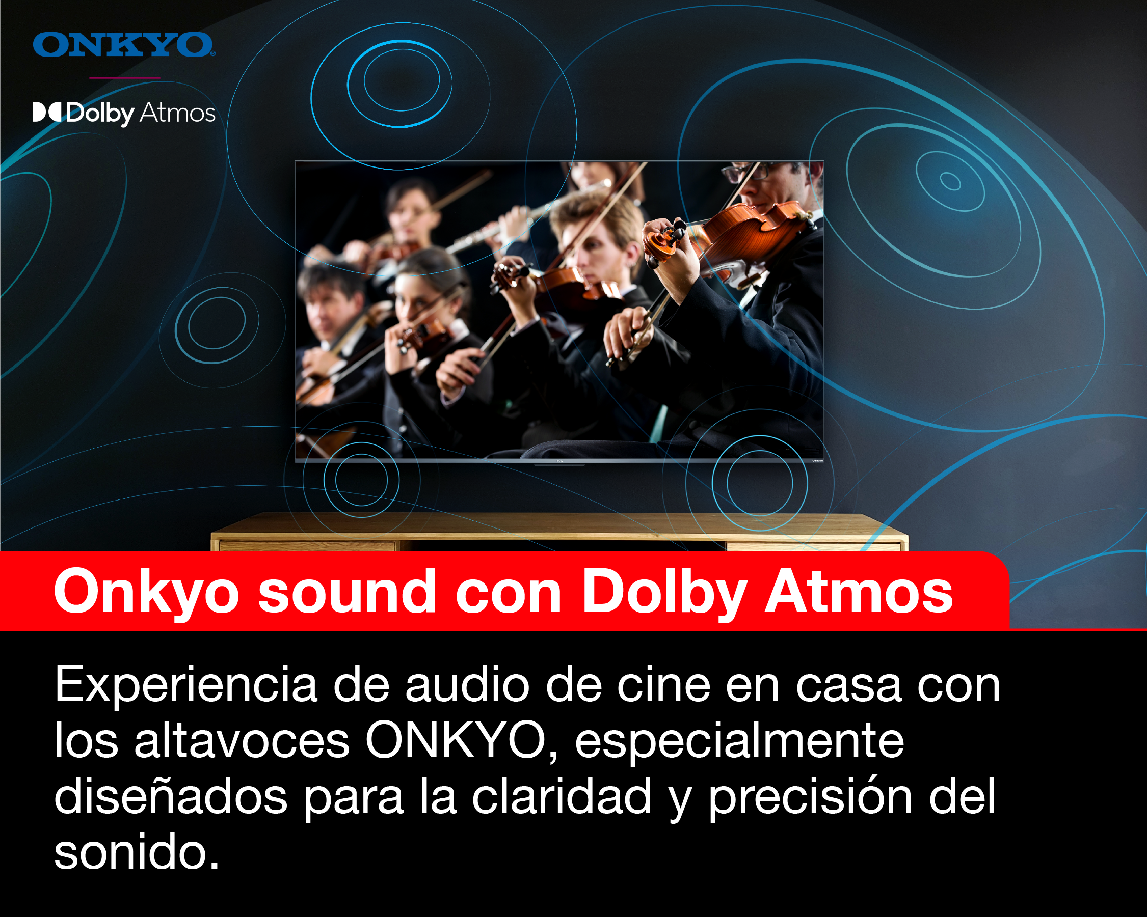 Orquesta actuando en el escenario. Pantalla de TV mostrando la actuación. Logos Onkyo y Dolby Atmos visibles.