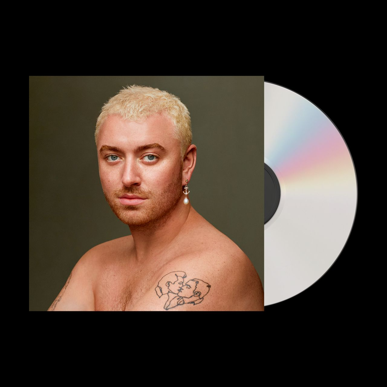 Mann mit blonden Haaren, Ohrringen und Brusttätowierung. Rechts befindet sich eine Schallplatte.