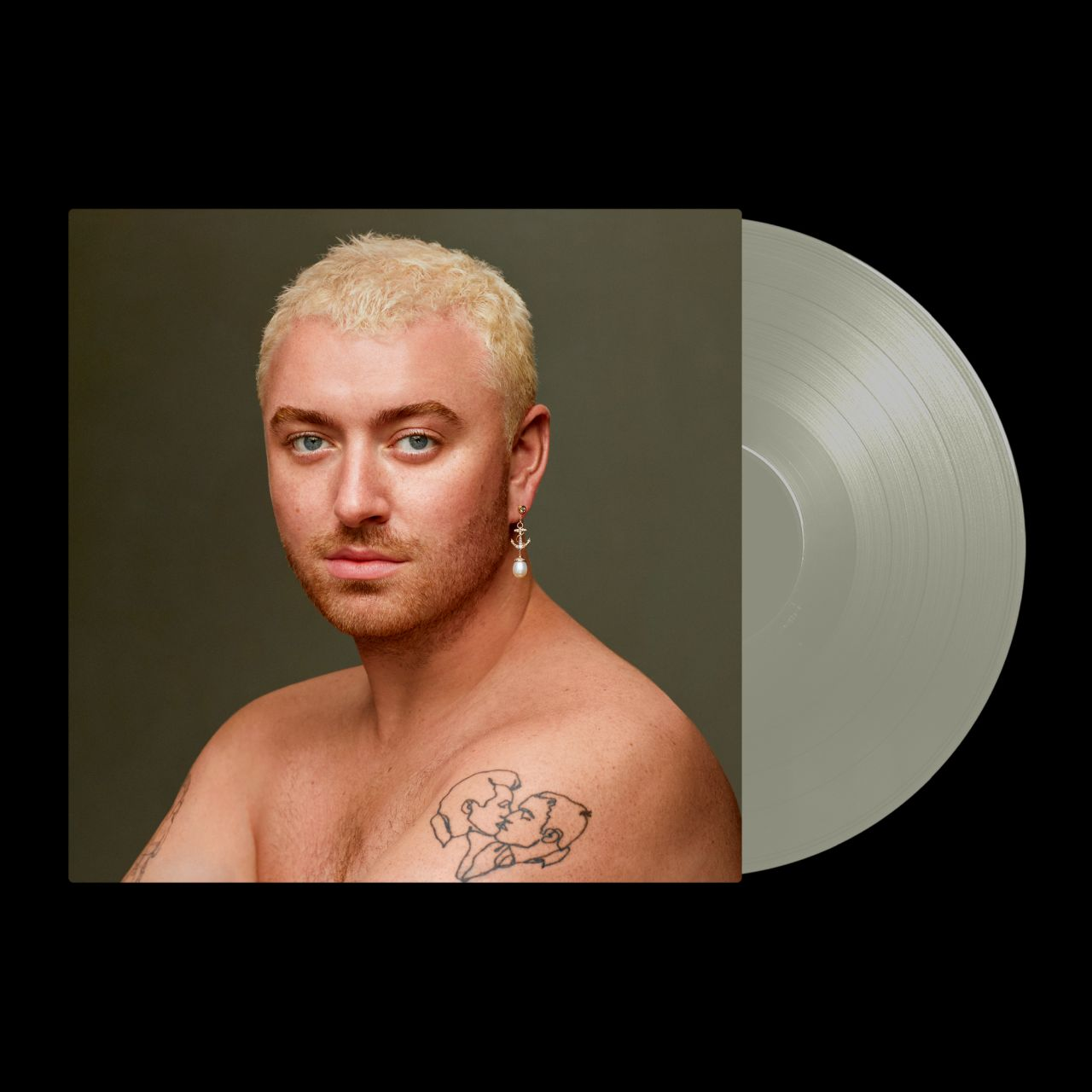 Sam Smith Albumcover. Sie sind oben ohne, mit Tattoo und Ohrring. Daneben eine silberne Schallplatte.