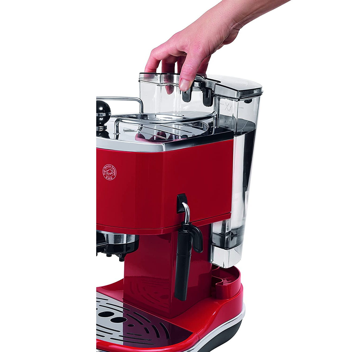 Una mano aggiunge acqua a una macchina per caffè espresso rossa. La macchina ha un serbatoio dell'acqua trasparente.