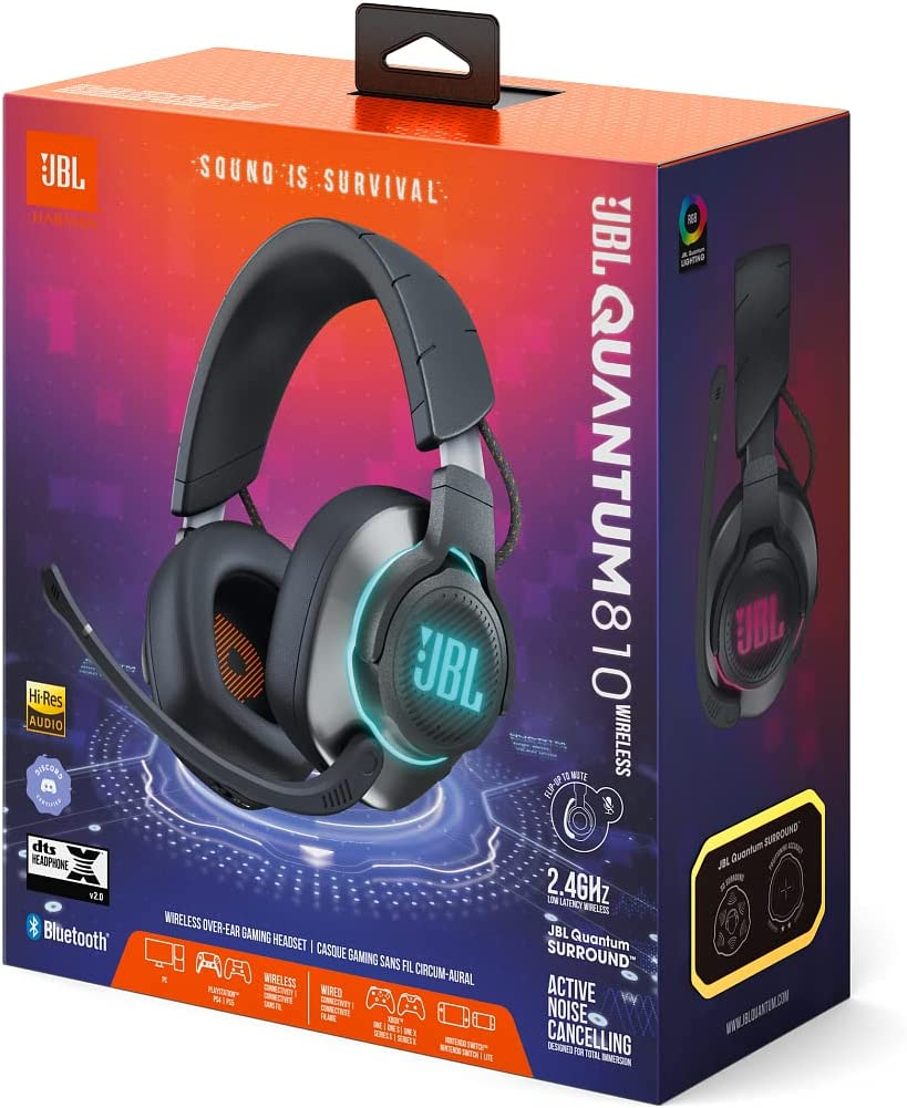 Un auricular para juegos inalámbrico JBL Quantum 810 en su caja colorida con las características destacadas.
