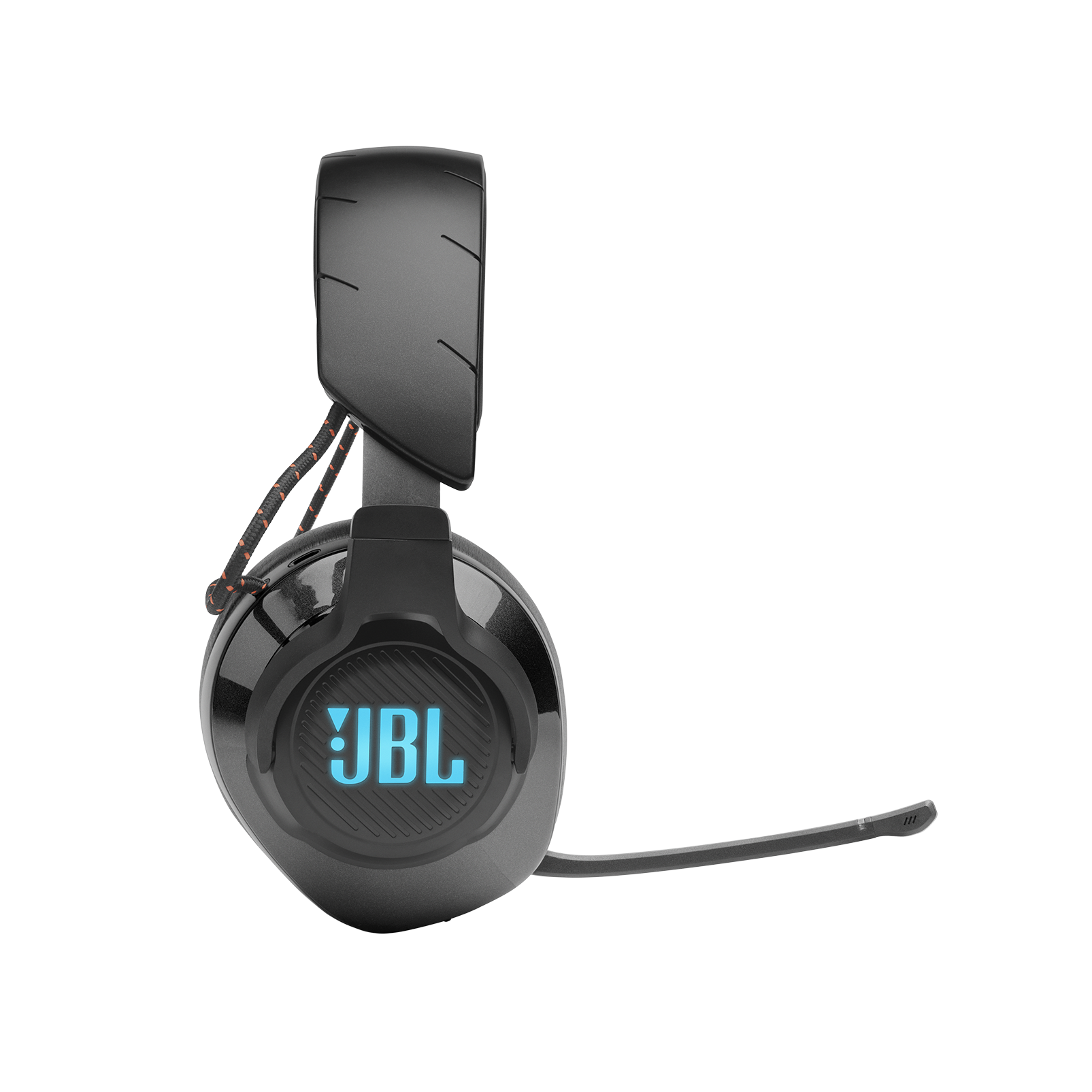 Auriculares para juegos JBL negros y naranjas con micrófono, en ángulo sobre un fondo negro.