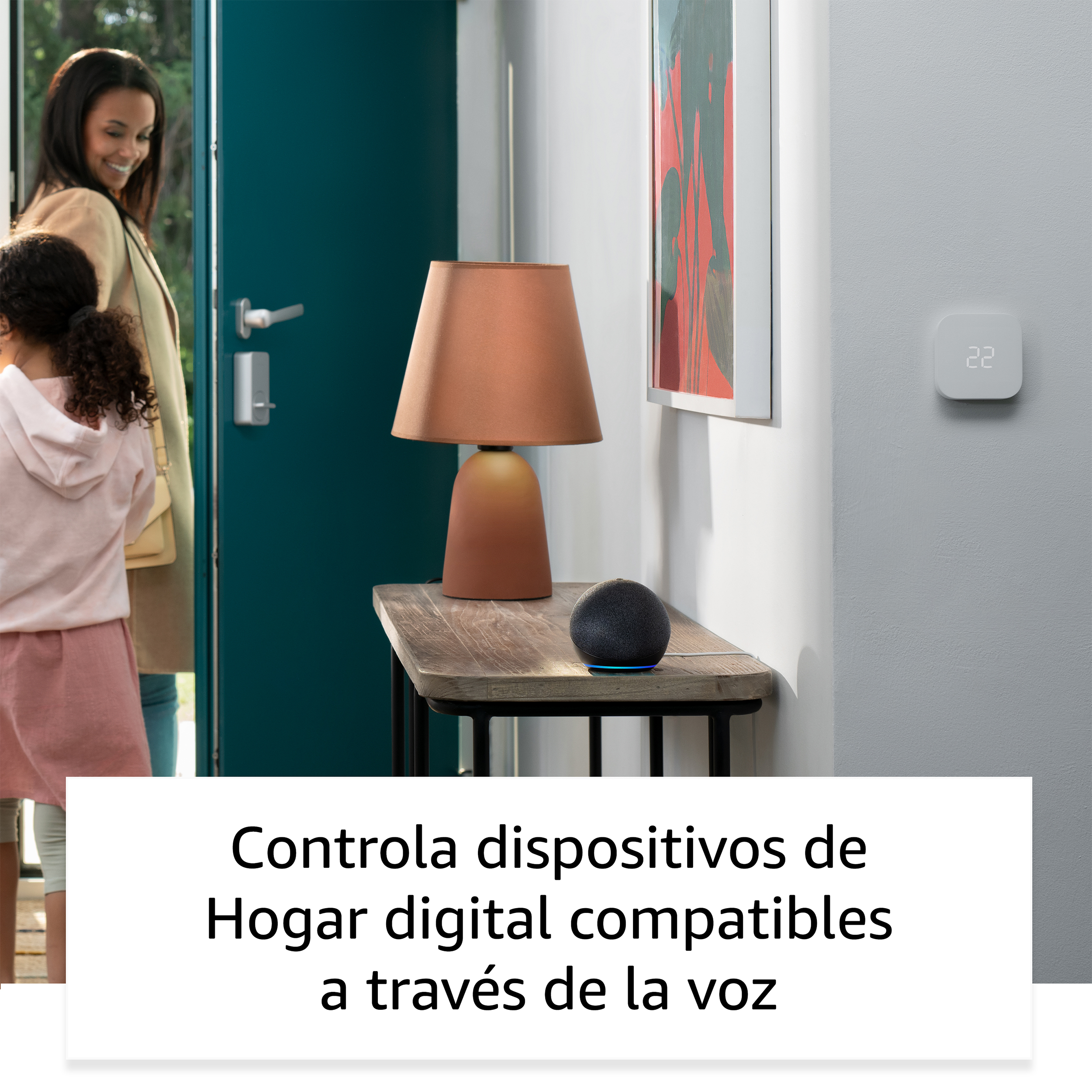 Una mujer y un niño entrando a una casa, con un altavoz inteligente y un termostato en la pared.