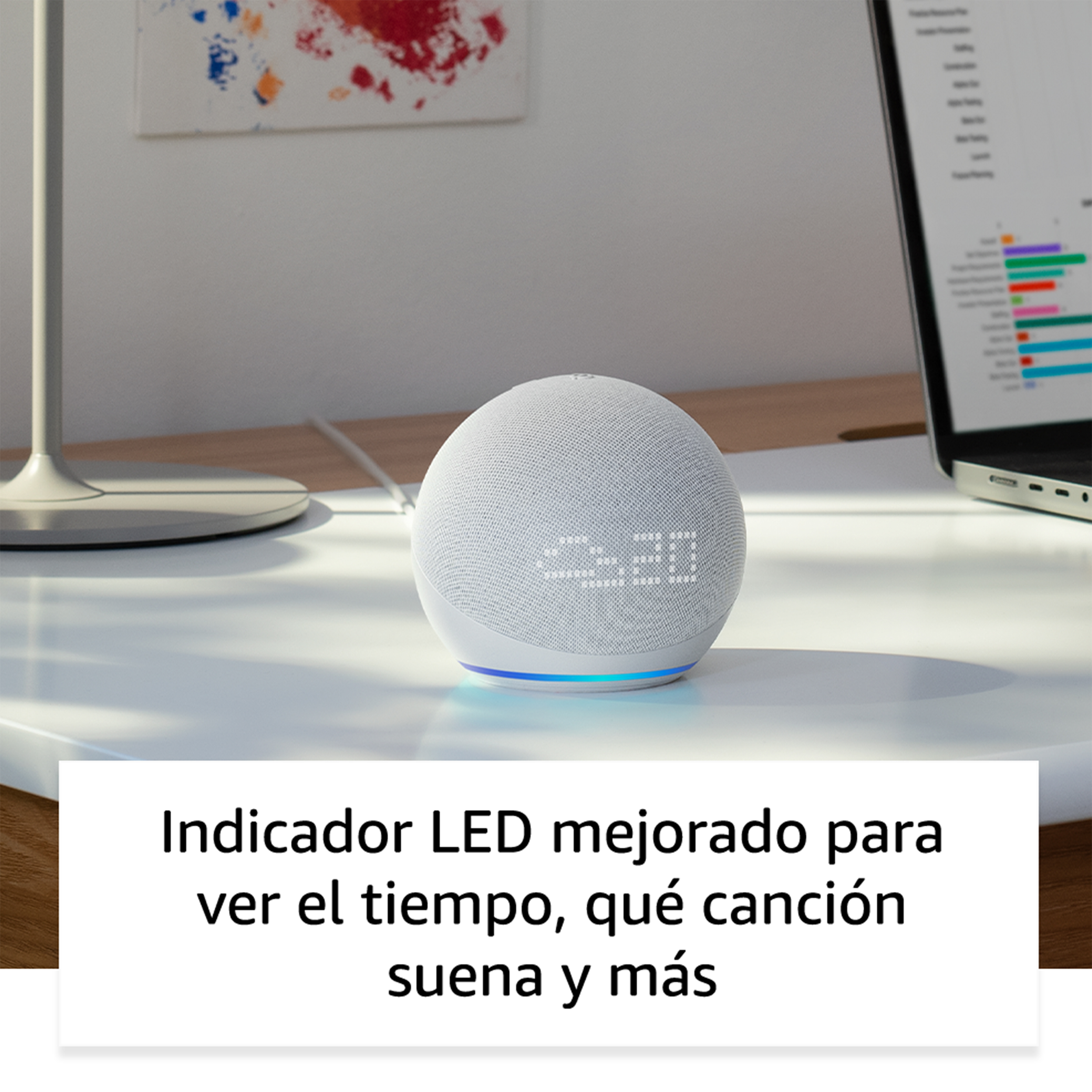 Un Amazon Echo Dot blanco que muestra la hora en una mesa. El texto está en español.