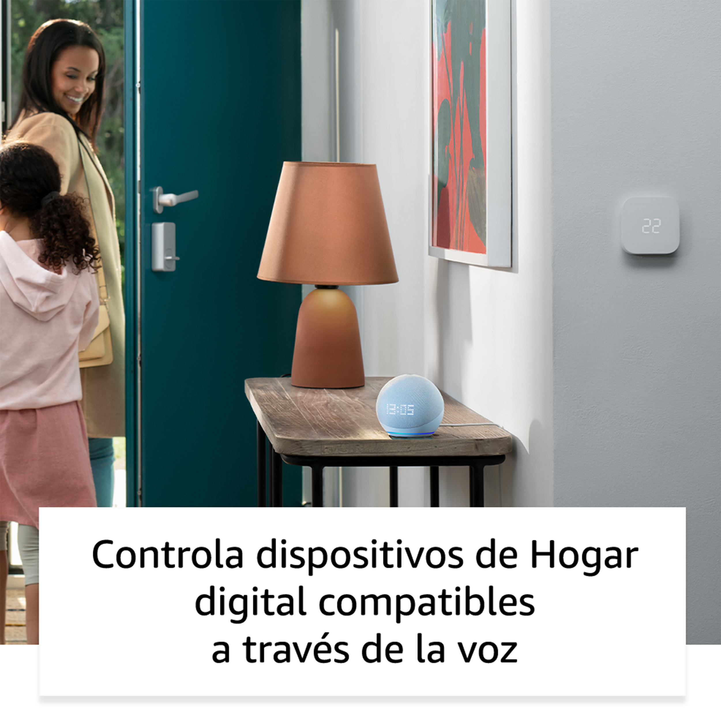 Un dispositivo de hogar inteligente sobre una mesa. Gente caminando por una puerta en el fondo.