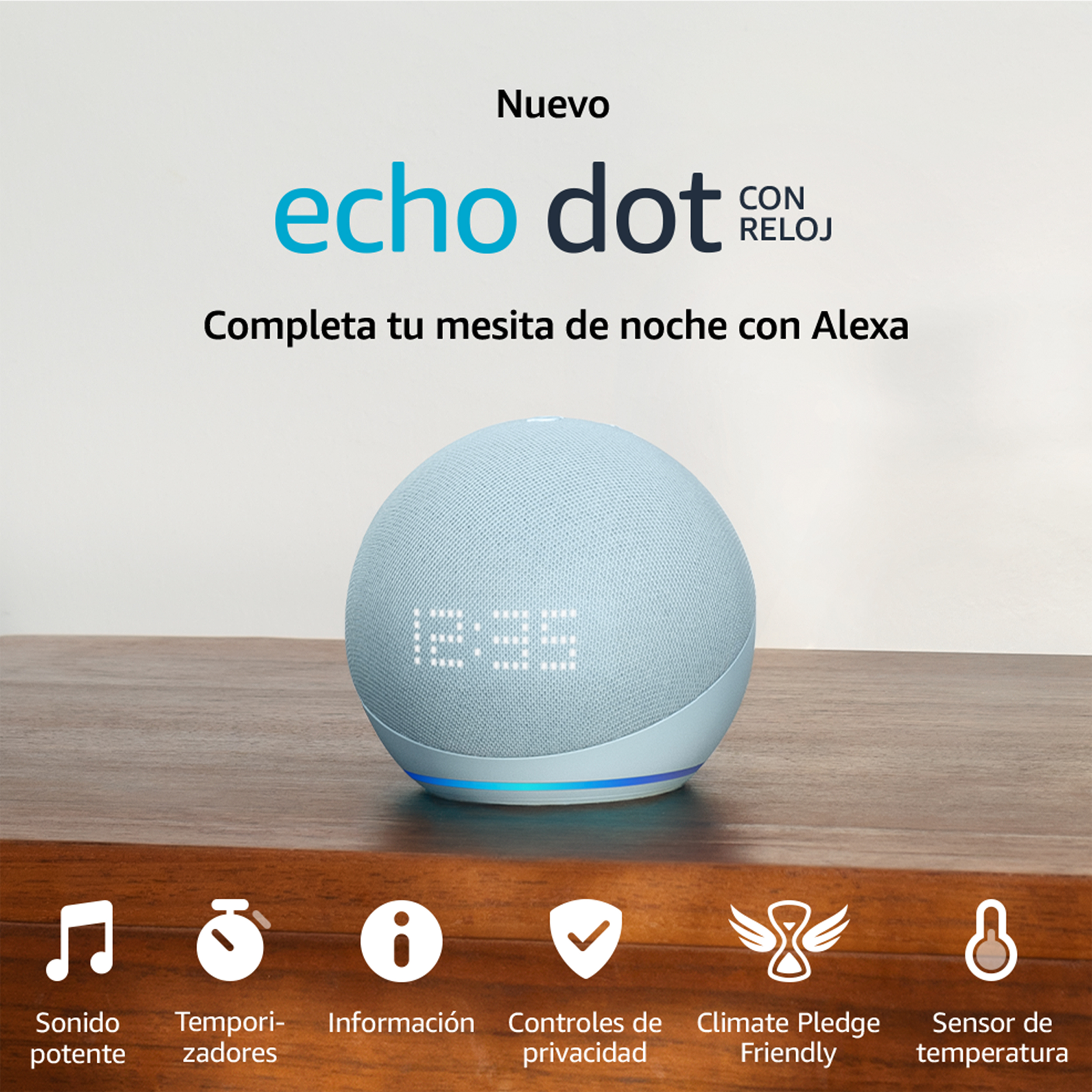 Un Echo Dot con reloj sobre una mesa de madera. El dispositivo es azul claro y muestra la hora. Debajo, iconos.