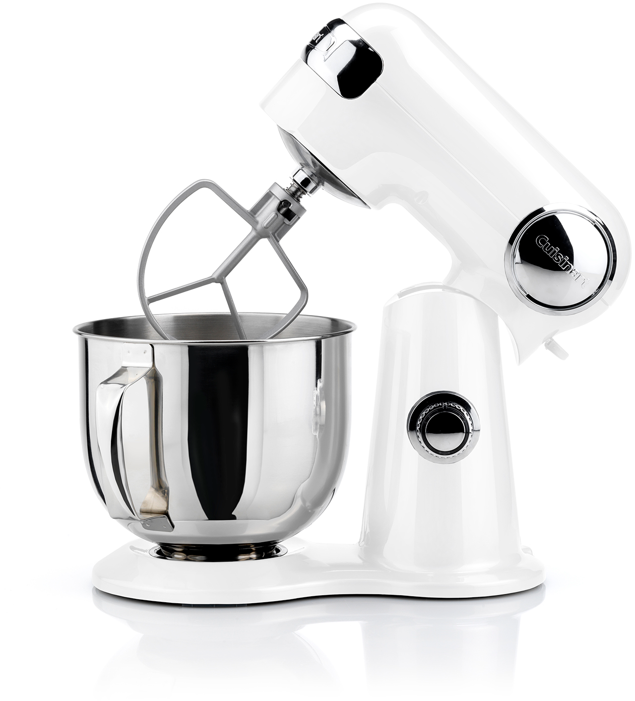 Robot pâtissier blanc avec un bol argenté et un fouet. Incliné vers l'arrière.